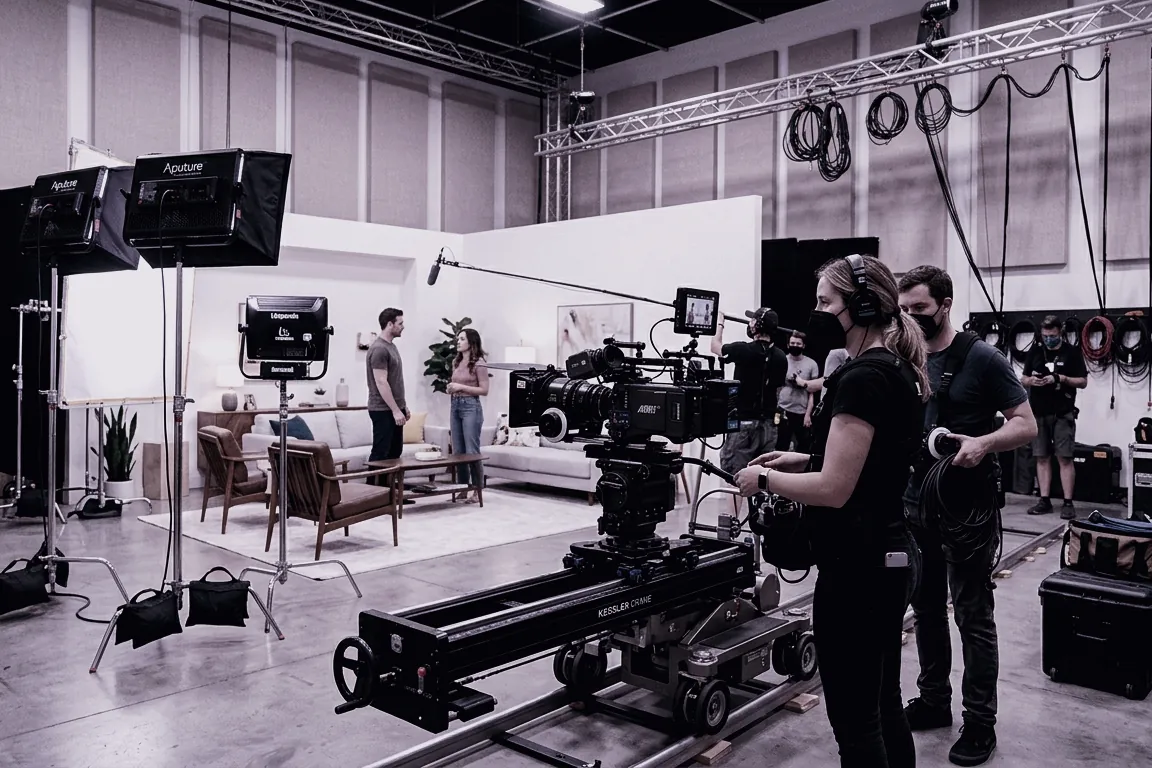 Set de grabación con crew, grúa y luces durante la producción de un spot
